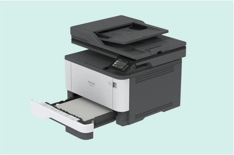 Impresora inkjet compacta de color blanco con cartuchos de tinta visibles, ideal para uso doméstico y pequeña oficina